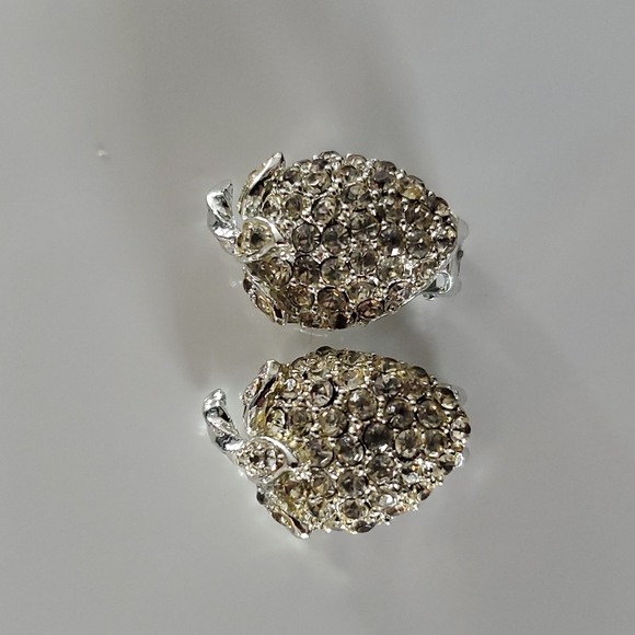 Boutique Vintage Silver Tone w Accent Strawberry Design Clip On Earrings - Picture 3 of 6